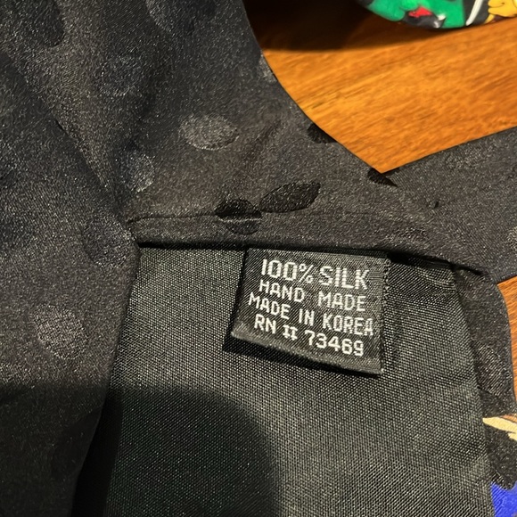 Silk tie featuring Looney Tunes Mania.  Vintage 1993.  Excellent! - Picture 7 of 7